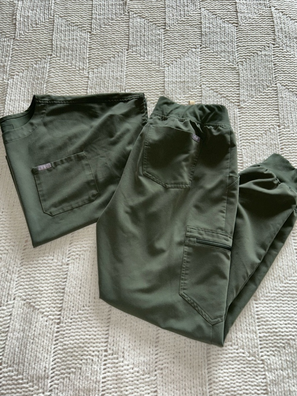 Women’s FIGS Scrubs Set in Moss / Olive Green M